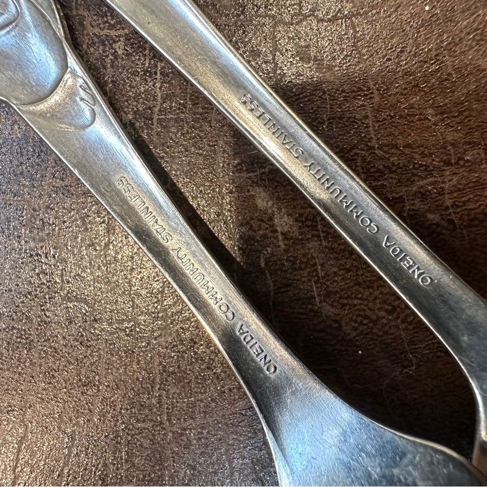 Oneida Community Peter Rabbit flatware set Vintage Children’s fork and knife set - Picture 3 of 5